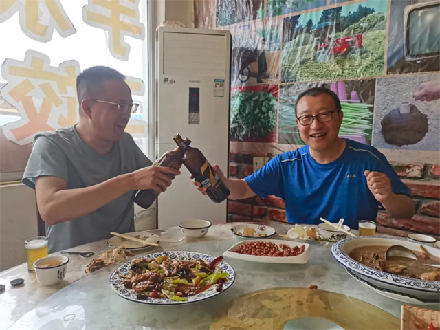 esball世博官网摄影大赛作品《为精微友谊干杯》